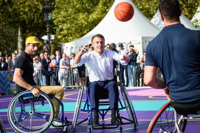 Tony Estanguet, président de Paris 2024, et Emmanuel Macron, président de la République, participent à un match de Basket-fauteuil, lors de la journée paralympique 2023, à Paris le 8 octobre 2023.