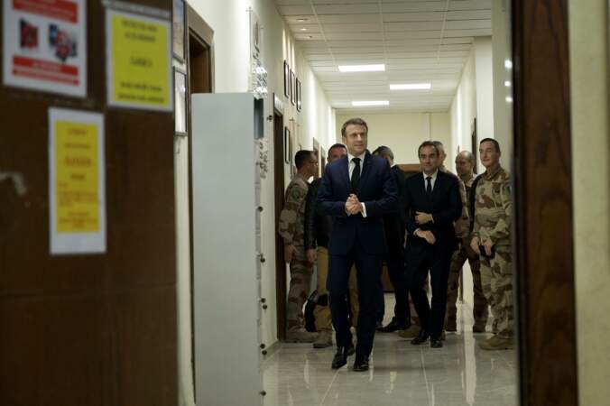 Emmanuel Macron visite la base aérienne projetée au Levant à Safawi en Jordanie