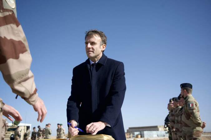 Le président français Emmanuel Macron visite la base aérienne Prince Hassan (H5) de la Royal Jordanian Air Force, lors de son voyage officiel de deux jours en Jordanie