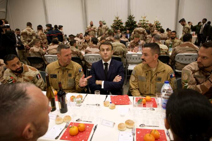 Le président Emmanuel Macron lors du repas de Noël avec les soldats de la base de Safawi en Jordanie