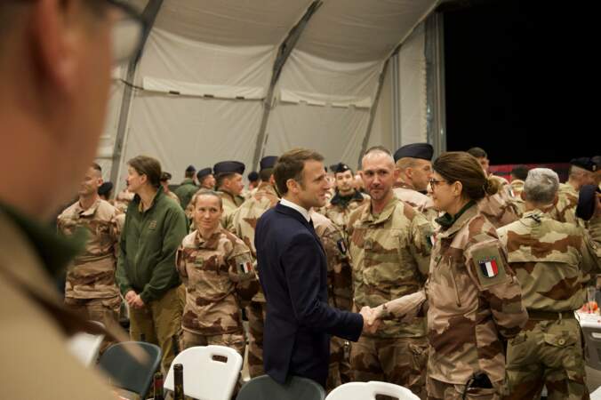 Emmanuel Macron discute également avec certains d'entre eux