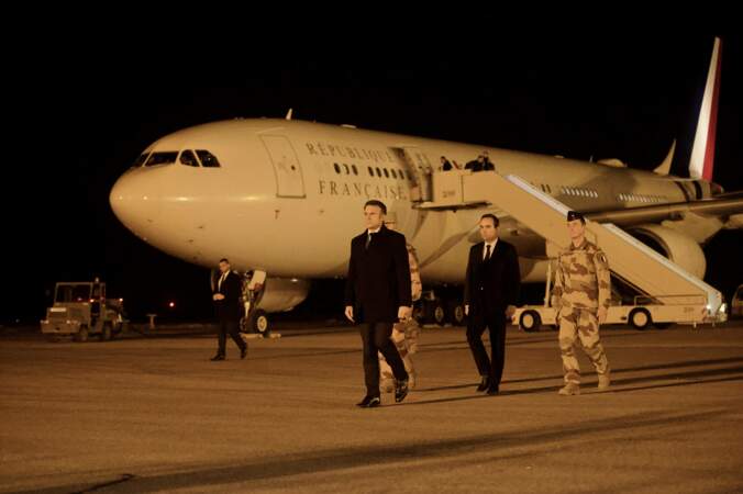 Le président de la République française Emmanuel Macron assiste ensuite à la cérémonie de bienvenue à la base aérienne projetée au Levant à Safawi