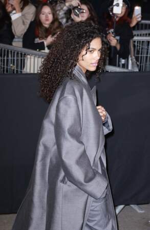 Tina Kunakey arrive au défilé Valentino lors de la Fashion Week Haute Couture à Paris, France, le 24 janvier 2024.