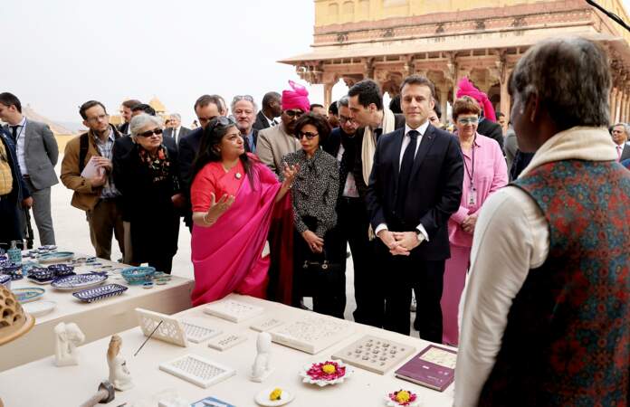 Rachida Dati, ministre de la Culture et le président Emmanuel Macron lors de la cérémonie d’accueil au Fort d'Amber à Jaipur, dans le cadre de son voyage officiel en Inde.