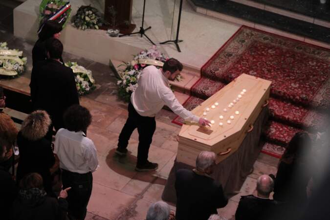 Plusieurs bougies ont été posées sur le cercueil de Sylvain Augier