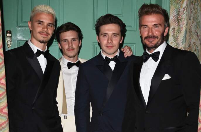 David Beckham, Brooklyn Beckham, Romeo Beckham et Cruz Beckham au club Oswald's à Londres pour célébrer le 50ᵉ anniversaire de Victoria Beckham.