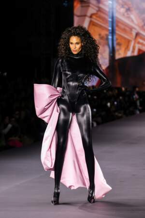 Le défilé Walk Your Worth par L'Oréal lors de la fashion week de Paris : Cindy Bruna