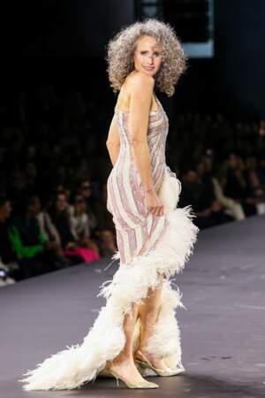 Le défilé Walk Your Worth par L'Oréal lors de la fashion week de Paris : Andie MacDowell