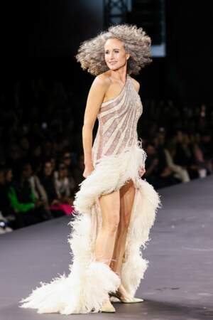 Le défilé Walk Your Worth par L'Oréal lors de la fashion week de Paris : Andie MacDowell