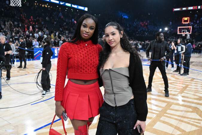 Coco Jones et une amie lors du NBA Paris Games 2024