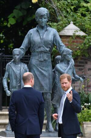 Le prince William et le prince Harry découvrent la statue en hommage à Lady Diana
