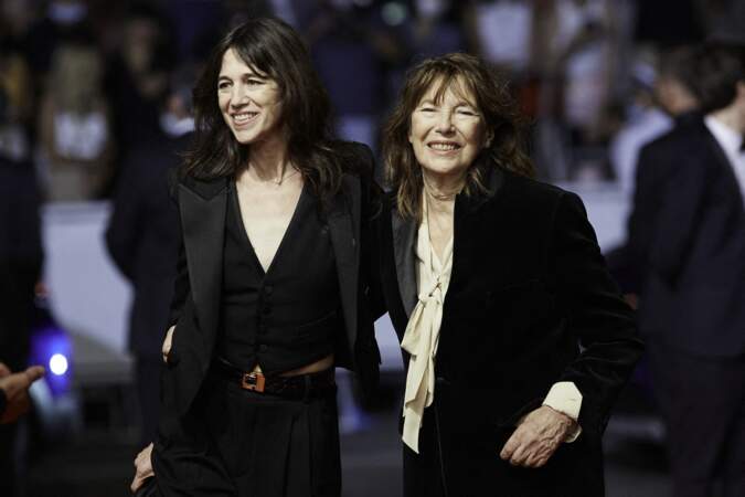 Charlotte Gainsbourg et sa mère Jane Birkin à la montée des marches du film «Jane par Charlotte», Cannes le 7 juillet 2021
