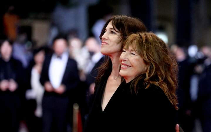Charlotte Gainsbourg et sa mère Jane Birkin - Montée des marches du film «Jane par Charlotte» lors du 74ème Festival International du Film de Cannes