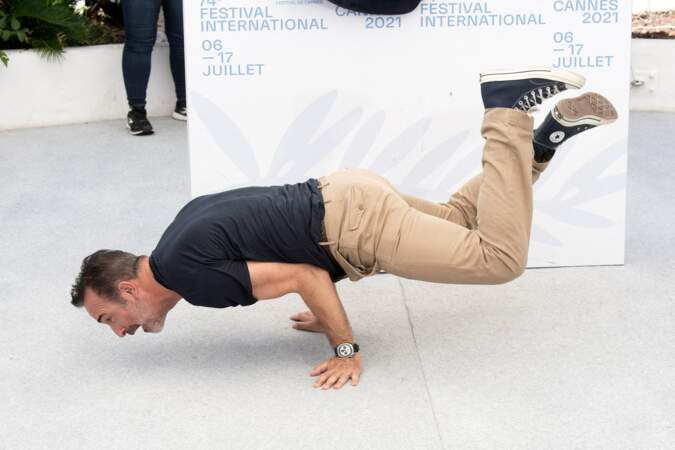 Jean Dujardin fait du breakdance au festival de Cannes 2021