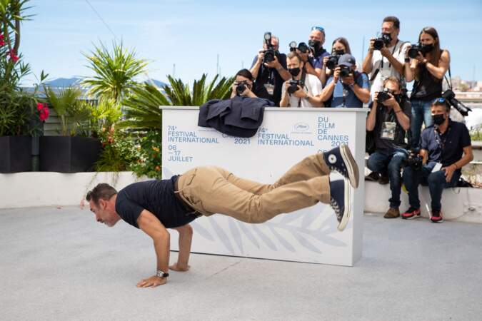 Jean Dujardin fait du breakdance sous le regard des photographes