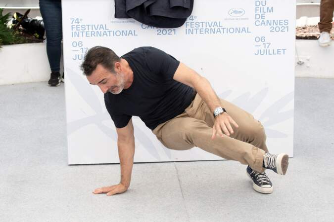 Jean Dujardin fait quelques mouvements de breakdance au photocall d'OSS 117