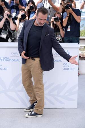 Jean Dujardin effectue un petit pas de danse lors du photocall d'OSS 117