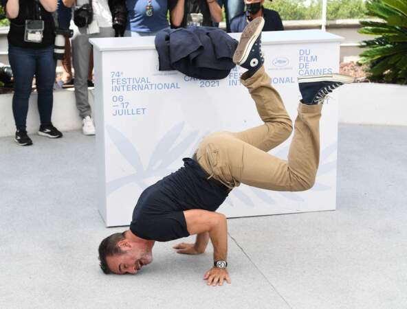 Les pieds de Jean Dujardin ne touchent plus terre au festival de Cannes 