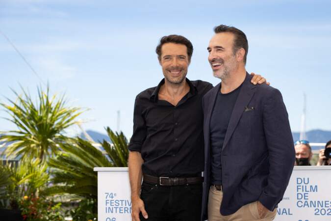 Jean Dujardin accompagné du réalisateur Nicolas Bedos