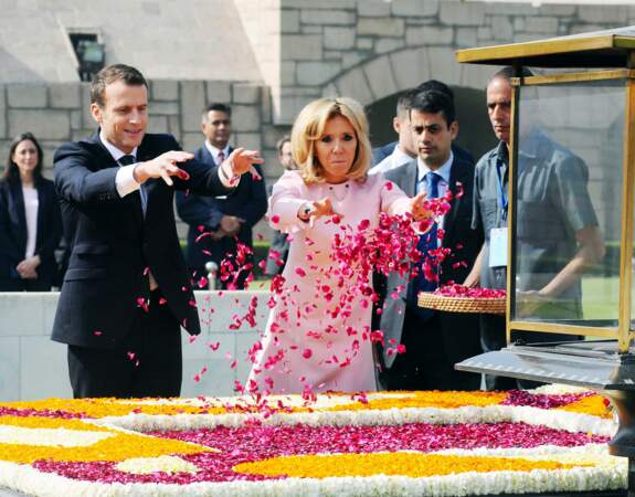 Brigitte Macron très élégante en robe rose poudré