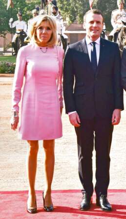 Brigitte Macron en robe rose poudré aux côtés de son mari
