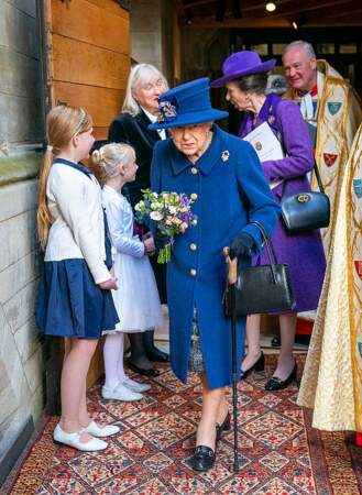 PHOTOS Elizabeth II fait une apparition, marchant avec une canne, ces clichés qui inquiètent les Britanniques