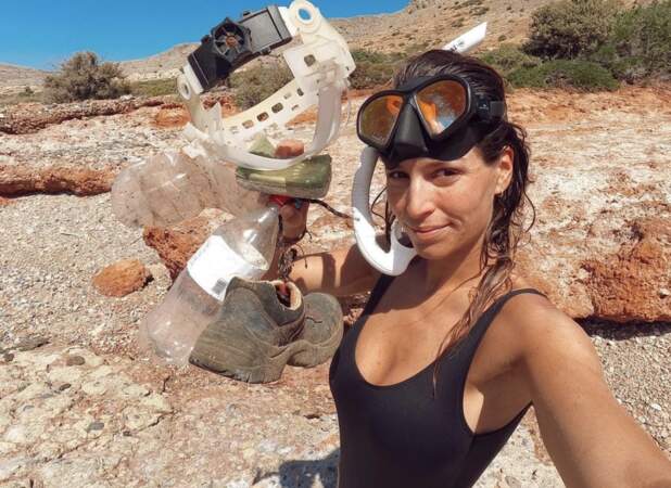 Laury Thilleman collecte les déchets trouvés sur les plages 