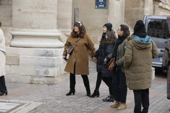 Elsa Wolinski et ses filles Lila et Bianca - Arrivées à la bénédiction en hommage à Maryse Wolinski en l'église Saint Eustache à Paris le 15 décembre 2021.