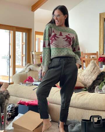 Demi Moore en pull de ski et pantalon de tailleur