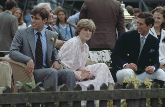 Le Prince Andrew (à gauche) avec Diana et le Prince Charles.
