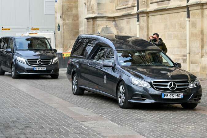 L'arrivée du cercueil de Gaspard Ulliel, sa famille se trouve dans le véhicule juste derrière
