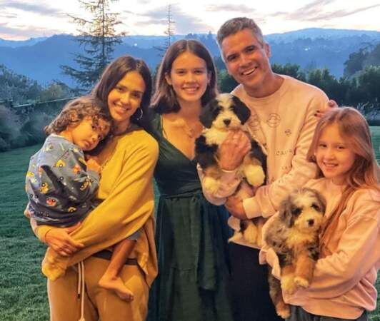 Jessica Alba avec ses filles, son marie et son fils