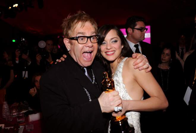 Marion Cotillard tenant son oscar pour "La Môme" avec Elton John