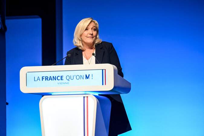 Marine Le Pen est passée par l'université Paris II-Assas en droit. Elle y décroche une maîtrise en 1990, et un DEA de droit pénal en 1991. Un an plus tard, elle obtient le certificat d'aptitude à la profession d'avocat (CAPA) et devient avocate au barreau de Paris