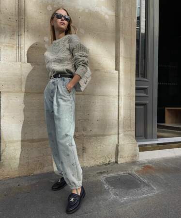 Une ceinture et des mocassins Chanel habillent le jean neige de Pernille Teisbaek