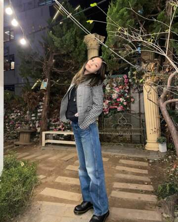 Kim Jennie associe une veste chic avec son jean large