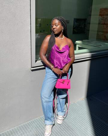 Lois Opoku rend plus élégant son jean avec un top en satin