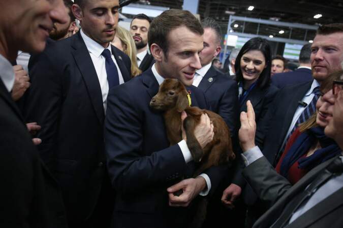 Emmanuel Macron au Salon de l'Agriculture 2019, enlaçant une biquette