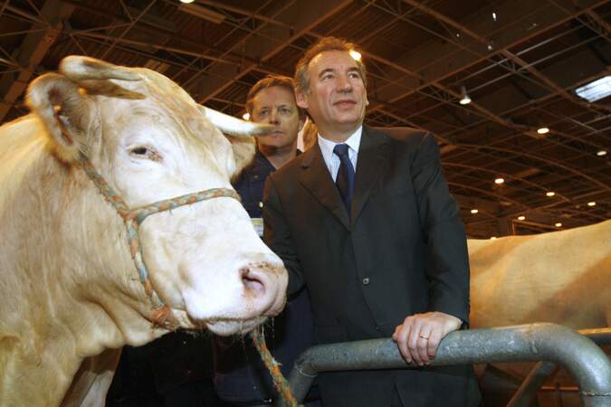 Francois Bayrou posant avec une des stars du Salon en 2007