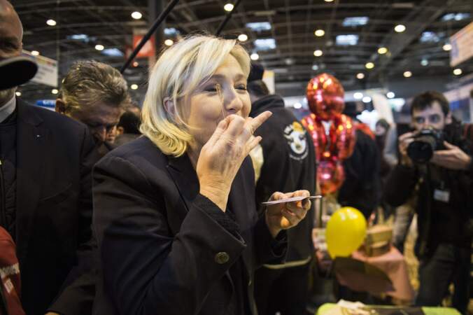 Marine Le Pen, en 2018, et son doigt mal placé 