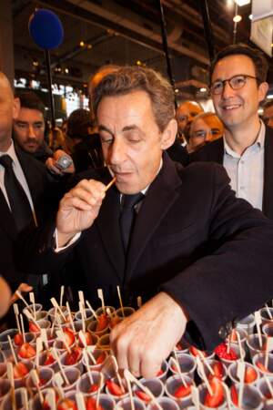 Nicolas Sarkozy en pleine dégustation, en 2015  
