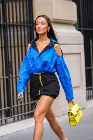 Une invité de la Fashion Week vue en bleu et jaune