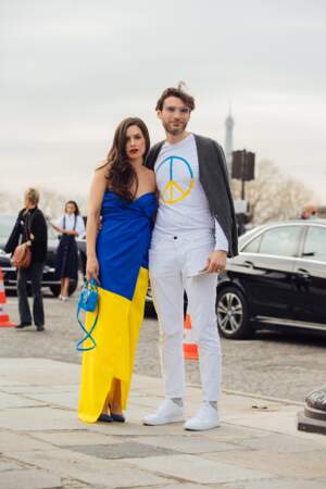 Au défilé Dior, les invités n'hésitent pas à faire passer un message de soutien à l'Ukraine