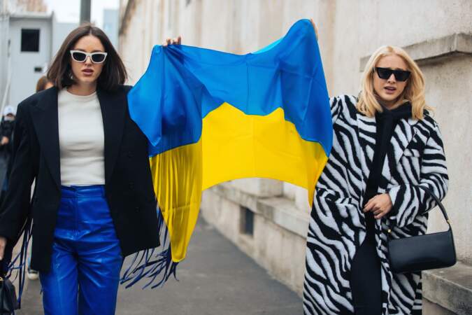 Le drapeau ukrainien est repéré partout pendant la Fashion Week