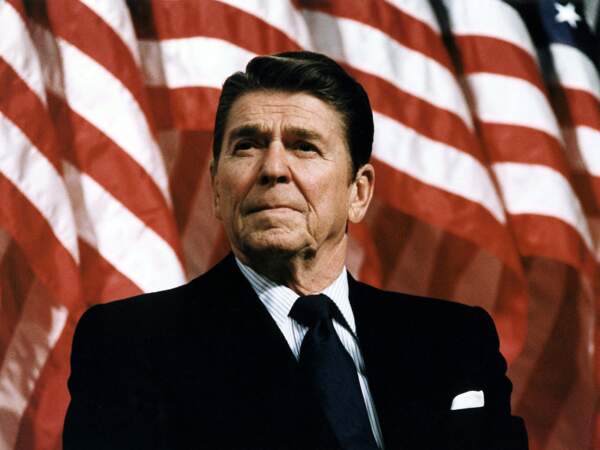 Ronald Reagan est acteur entre 1937-1964, puis il entre au parti républicain en 1962. Il est gouverneur de Californie de 1967 à 1974. Il bat Jimmy Carter en 1980 à la présidence des Etats-Unis. 