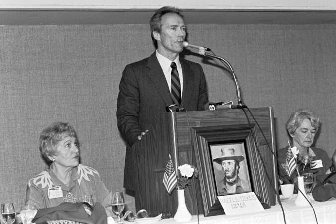 Clint Eastwood est devenu maire de la ville de Carmel, en Californie. Après deux ans de mandat, il a décidé de ne pas se représenter.