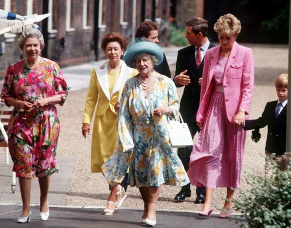 Elizabeth II, la reine mère, la princesse Margaret, le prince Charles, la princesse Diana et le prince Harry en 1992