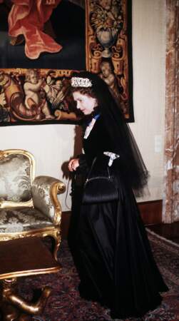 Elizabeth II en tenue réglementaire pour rencontrer le pape en 1980