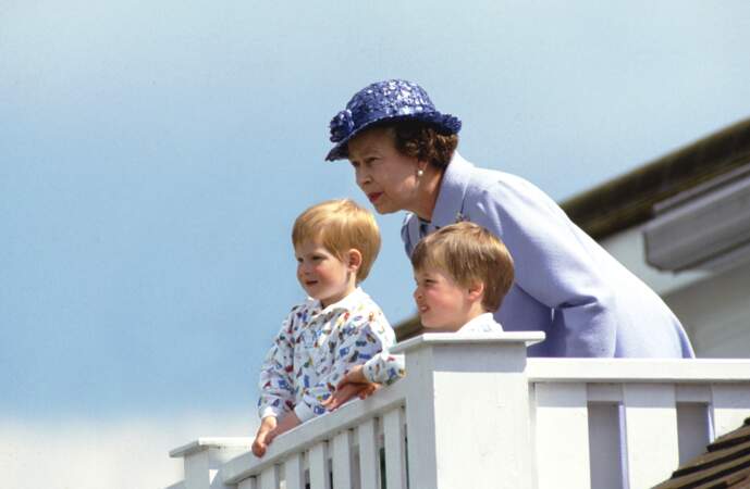 Elizabeth II et les princes Harry et William en 1987