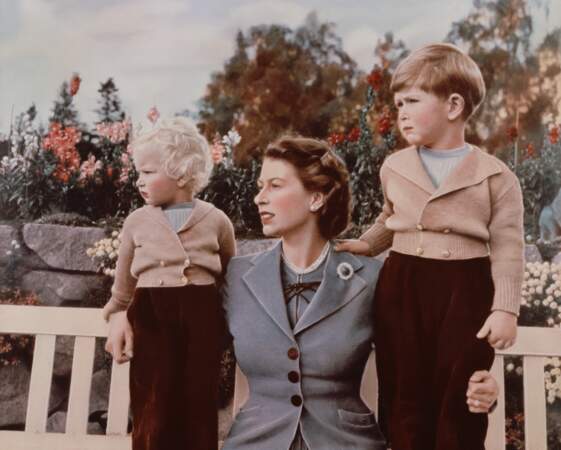 Elizabeth II avec le Prince Charles et la Princesse Anne en 1952
